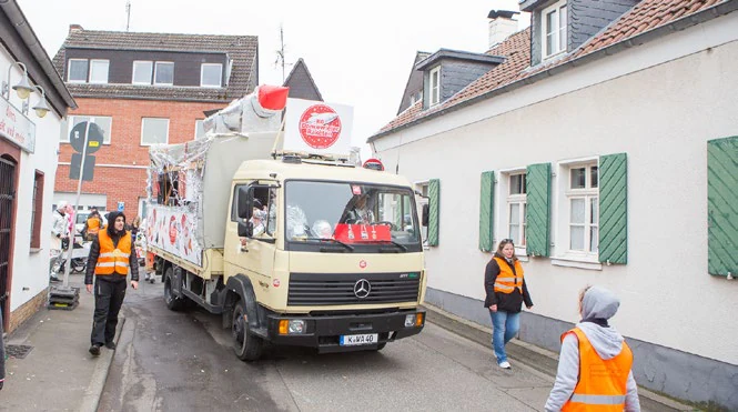 Raketen-Truck der KG Dancewieler Raketen im Zug