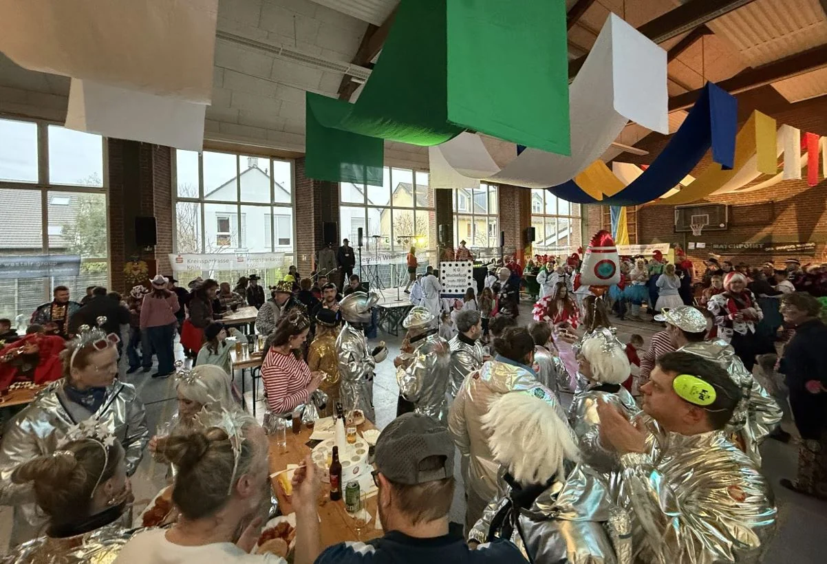 Karnevalsveranstaltung mit den Dancewieler Raketen in einer Halle