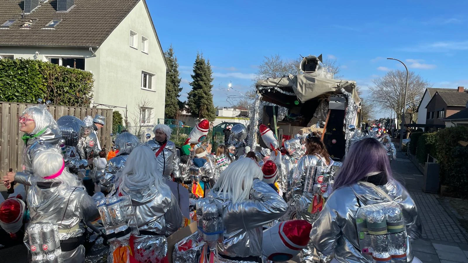 Mitglieder der Dancewieler Raketen in silbernen Kostümen beim Karneval